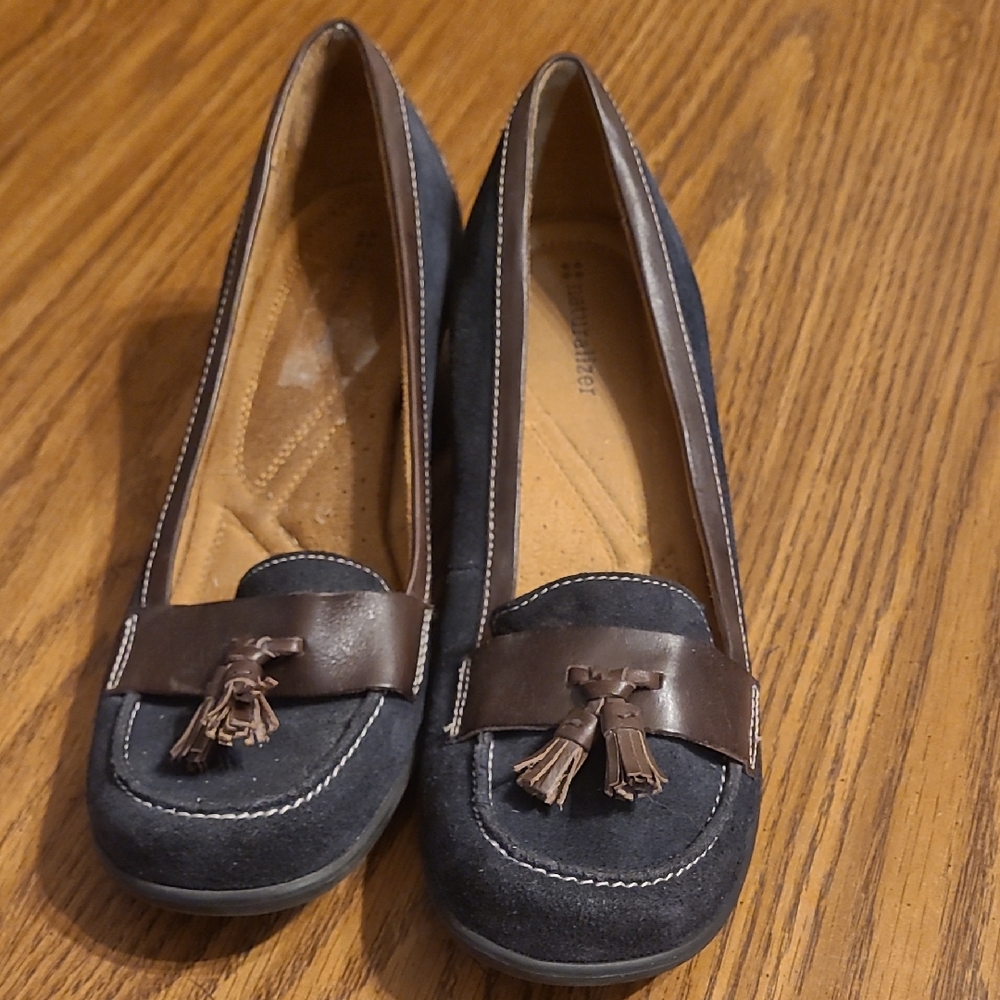 Women's Naturalizer Navy Blue and Brown Tassel Heeled Loafers Size 10M